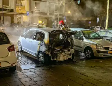 Auto vliegt in brand in nachtelijke uren