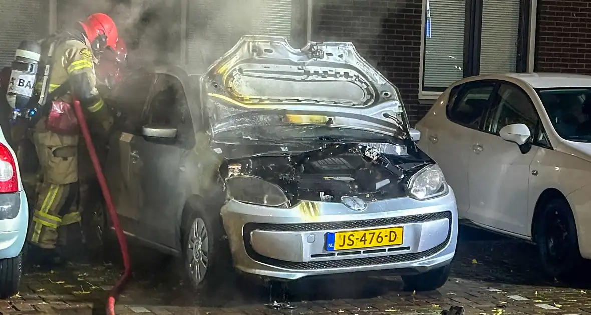 Auto vliegt in brand in nachtelijke uren - Foto 1