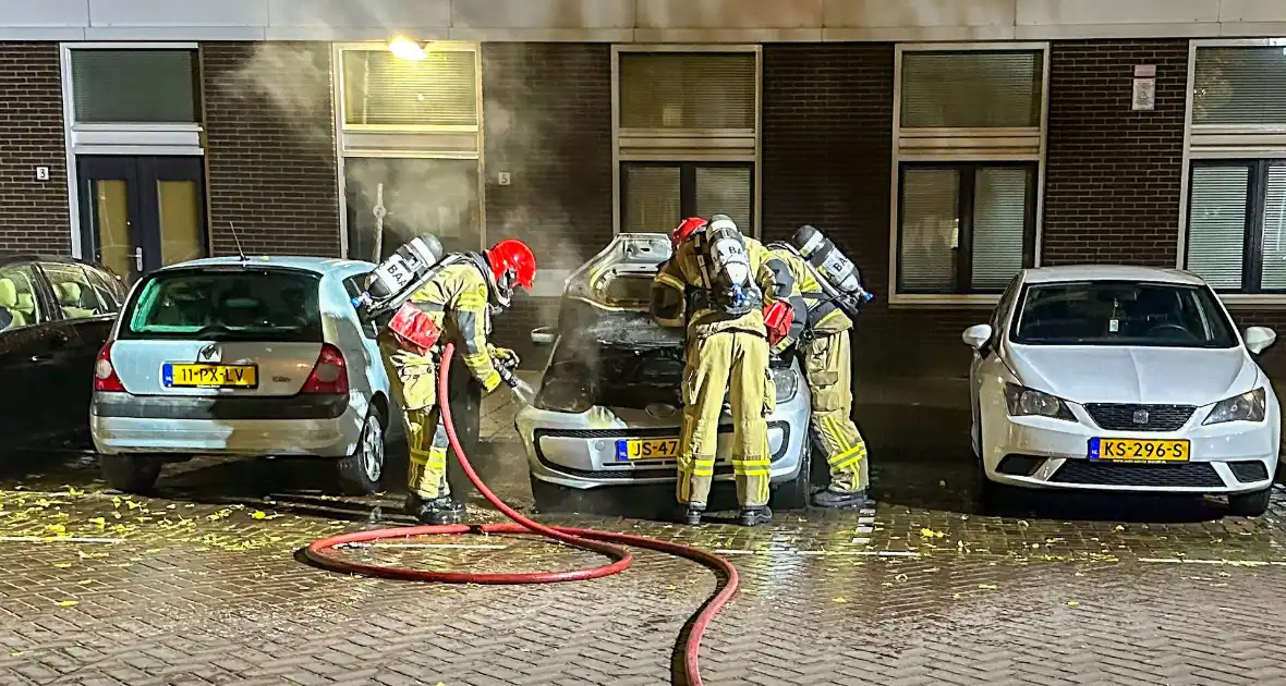 Auto vliegt in brand in nachtelijke uren - Foto 2