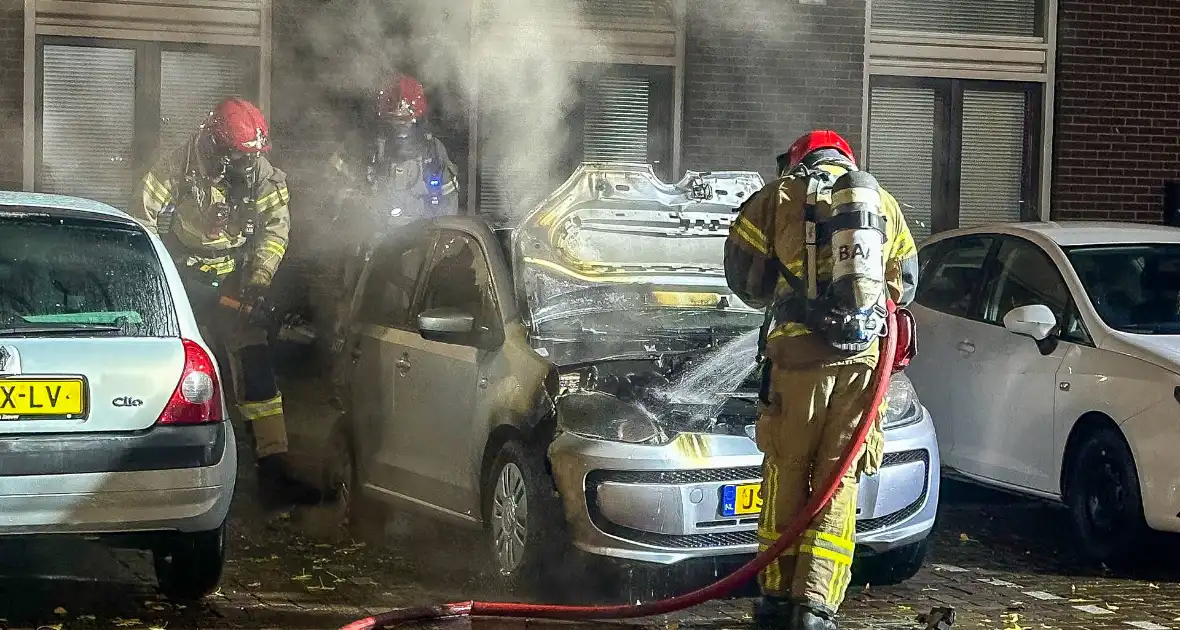 Auto vliegt in brand in nachtelijke uren - Foto 3