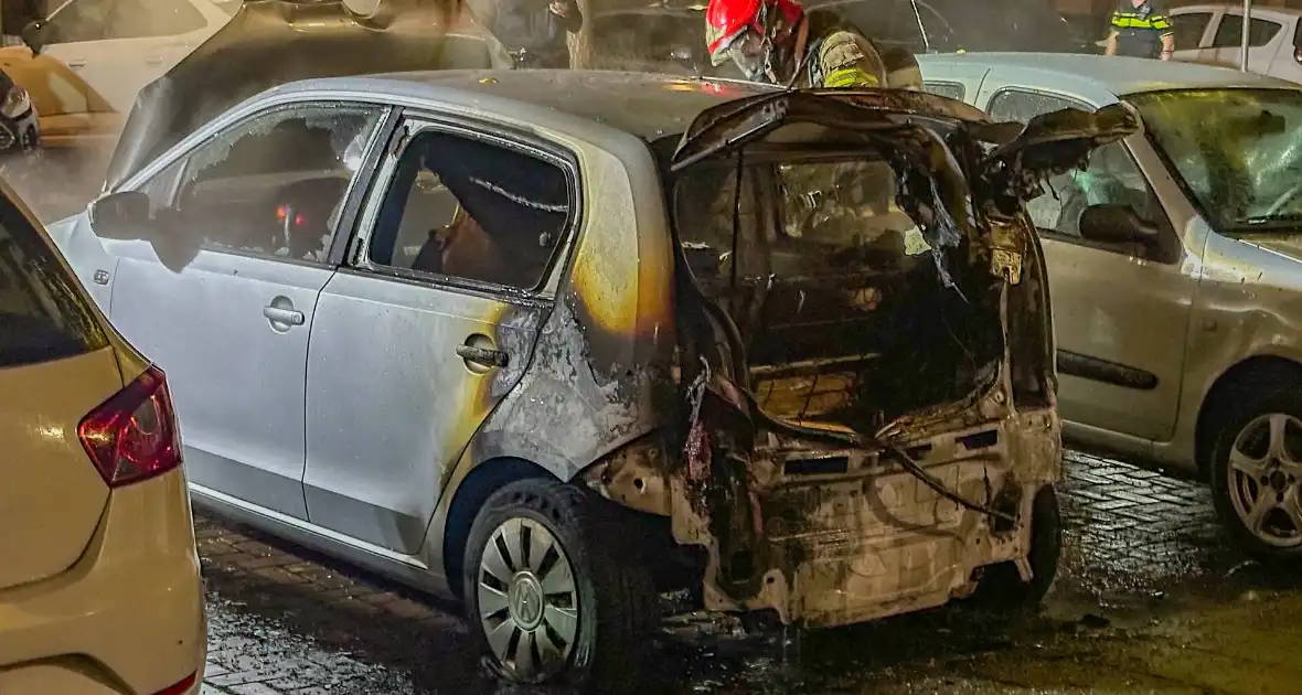 Auto vliegt in brand in nachtelijke uren - Foto 4