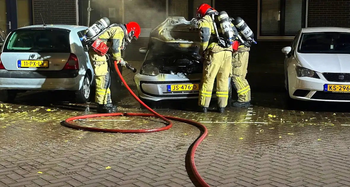 Auto vliegt in brand in nachtelijke uren - Foto 5