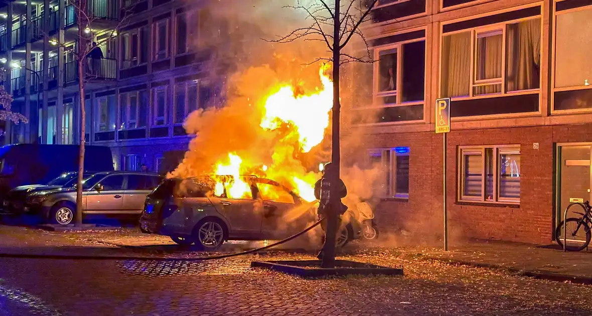 Opnieuw gaat auto in vlammen op