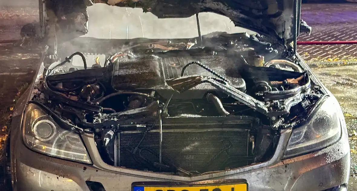 Opnieuw gaat auto in vlammen op - Foto 2