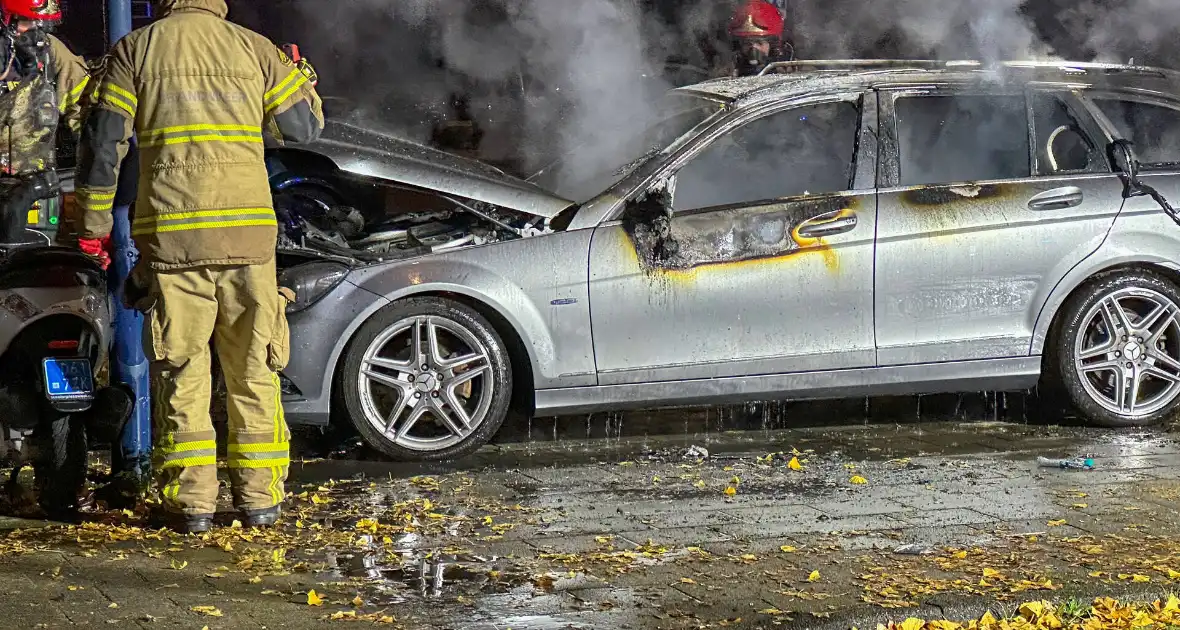 Opnieuw gaat auto in vlammen op - Foto 4