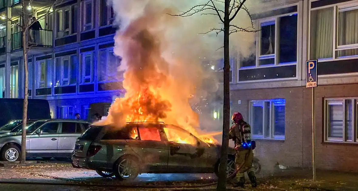 Opnieuw gaat auto in vlammen op - Foto 5