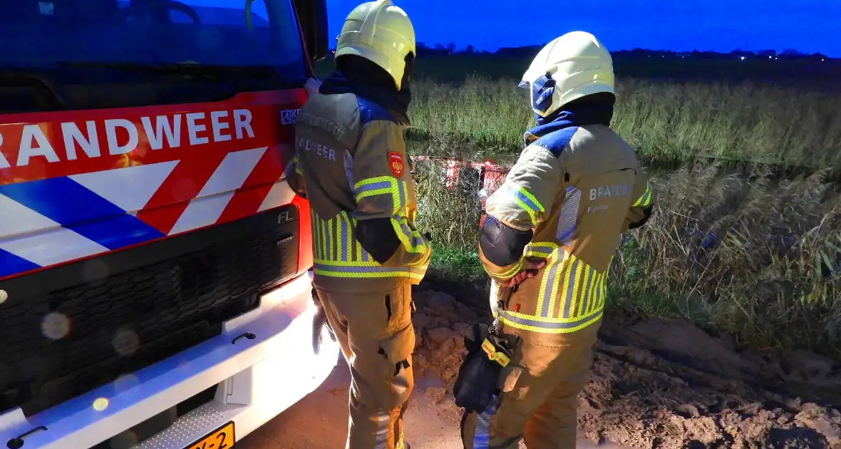 Vrachtwagen op zijn kant in de sloot - Foto 1