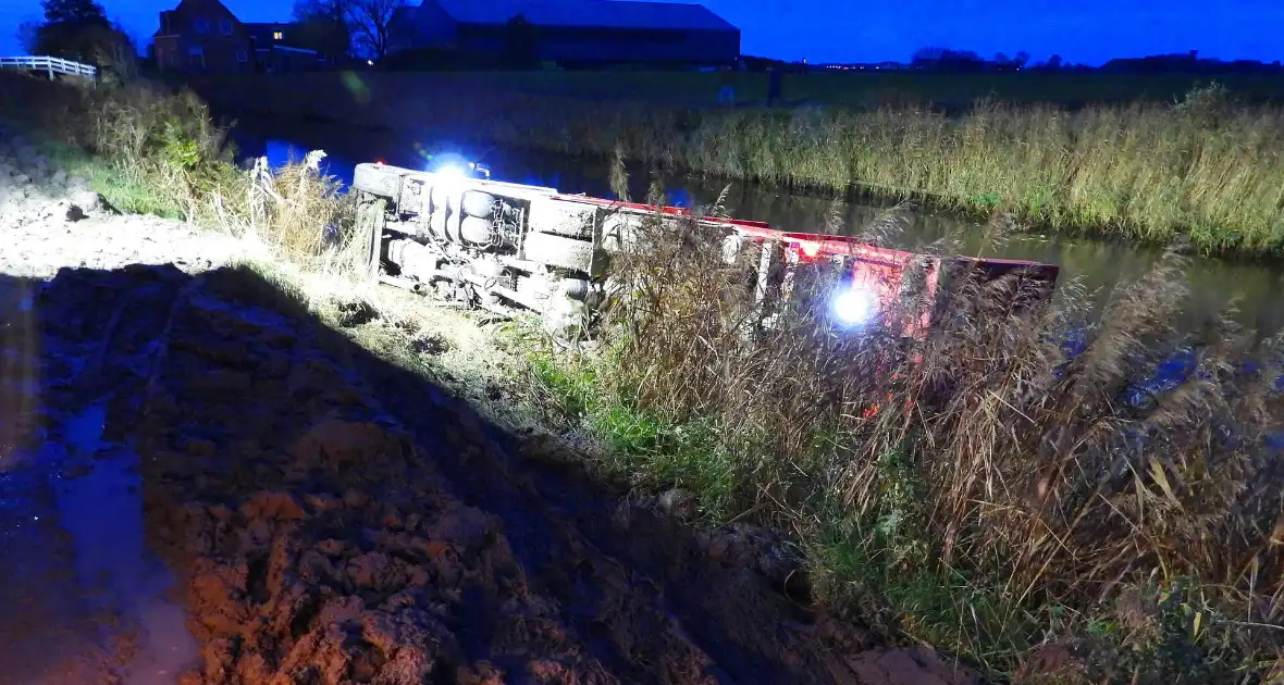 Vrachtwagen op zijn kant in de sloot - Foto 2