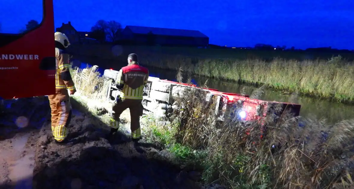 Vrachtwagen op zijn kant in de sloot - Foto 4