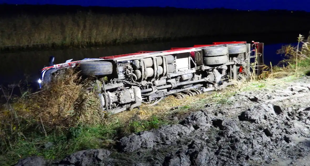 Vrachtwagen op zijn kant in de sloot - Foto 5