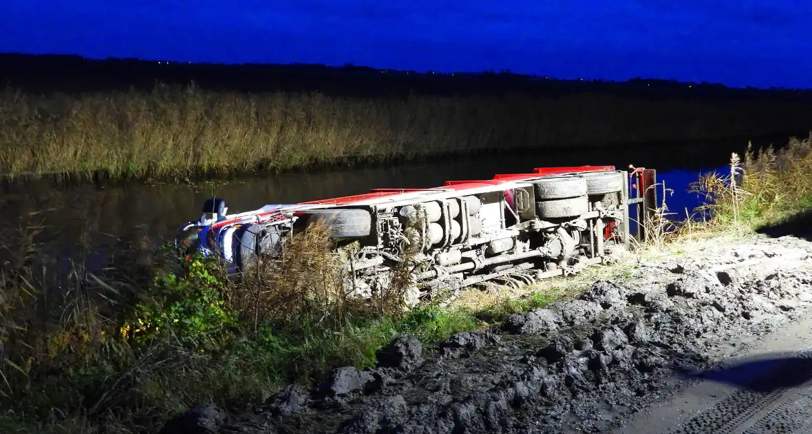 Vrachtwagen op zijn kant in de sloot - Foto 6