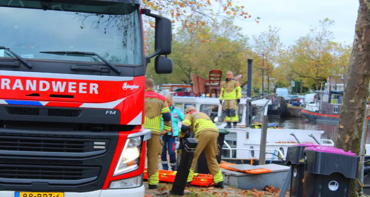 Brandweer hijst persoon uit boot