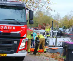 Brandweer hijst persoon uit boot