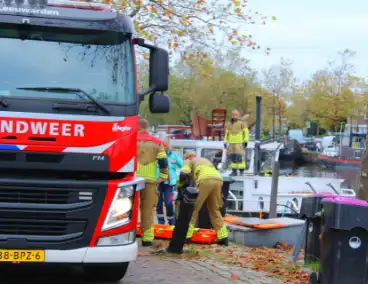 Brandweer hijst persoon uit boot