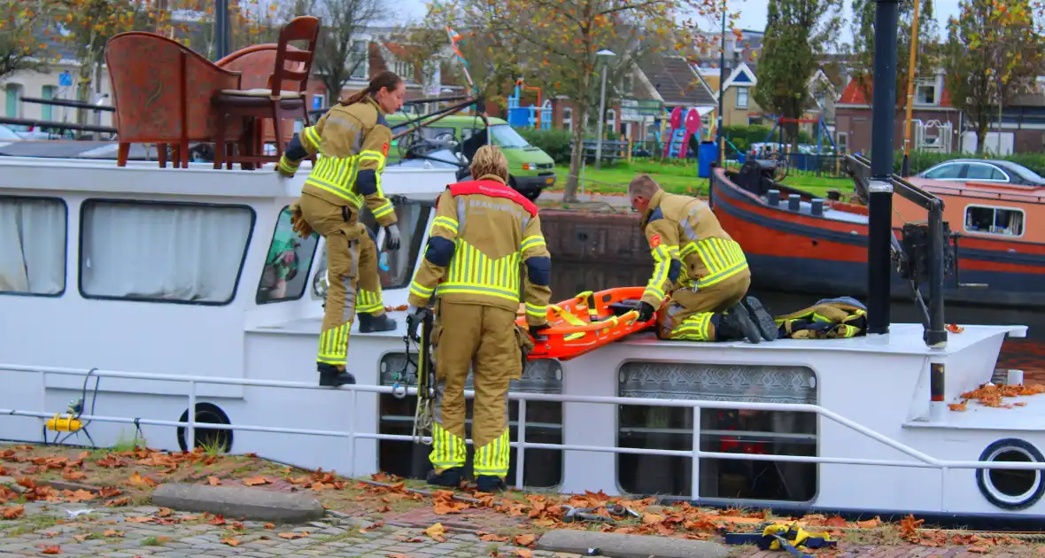 Brandweer hijst persoon uit boot - Foto 1