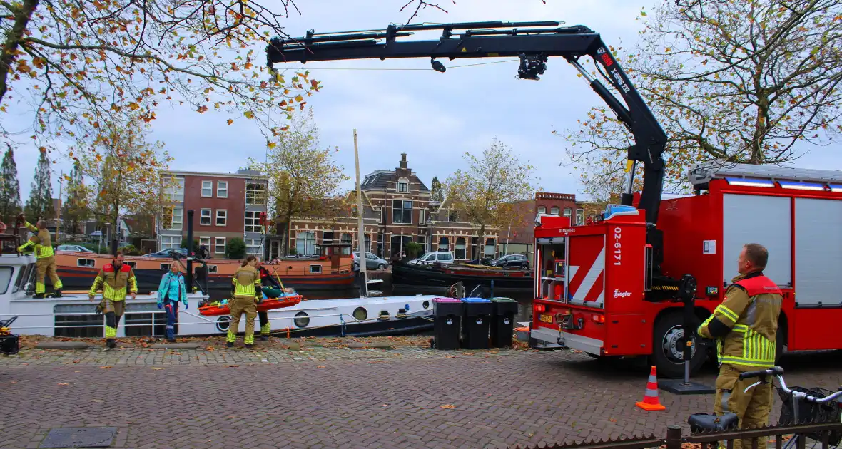 Brandweer hijst persoon uit boot - Foto 10