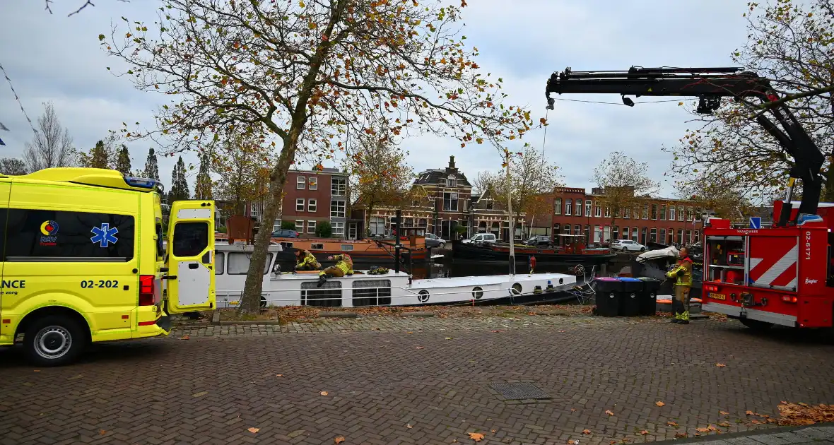 Brandweer hijst persoon uit boot - Foto 11