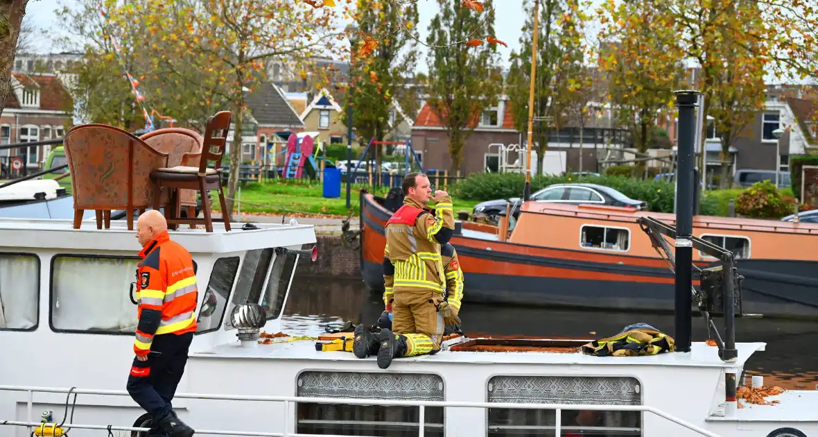 Brandweer hijst persoon uit boot - Foto 12