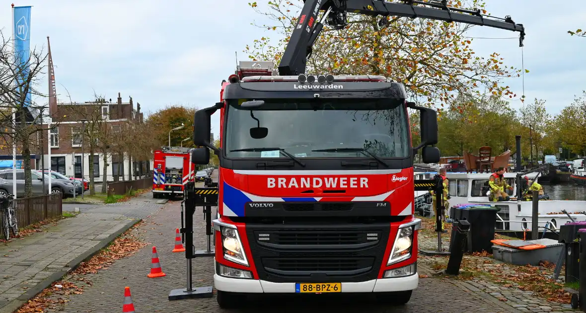 Brandweer hijst persoon uit boot - Foto 13