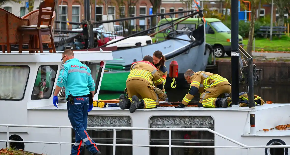 Brandweer hijst persoon uit boot - Foto 14