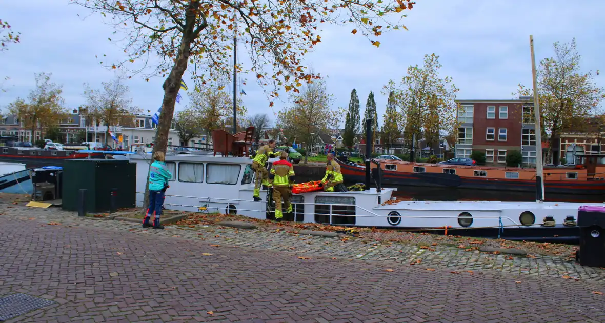 Brandweer hijst persoon uit boot - Foto 2