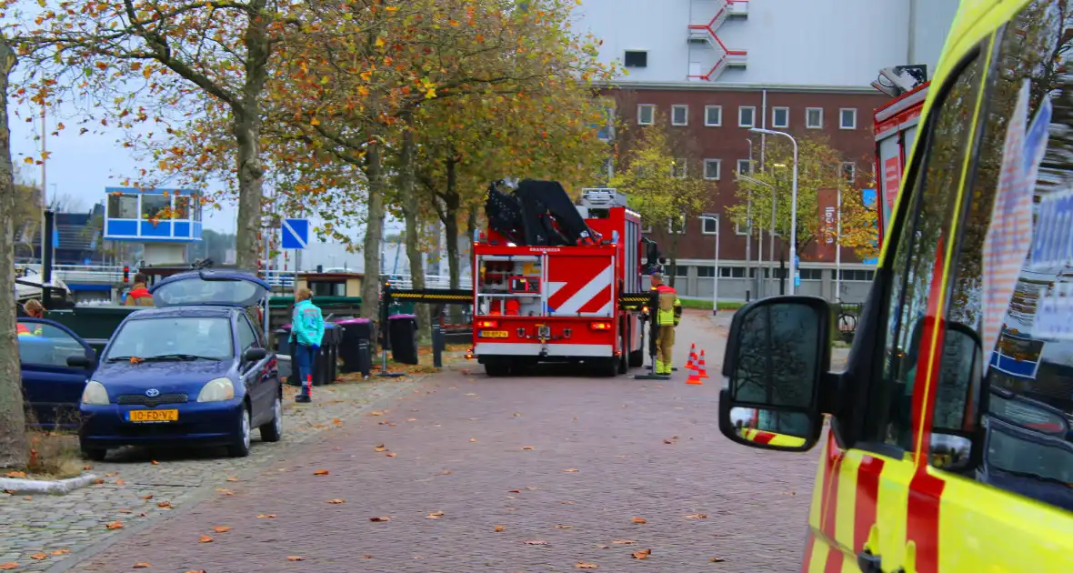 Brandweer hijst persoon uit boot - Foto 3