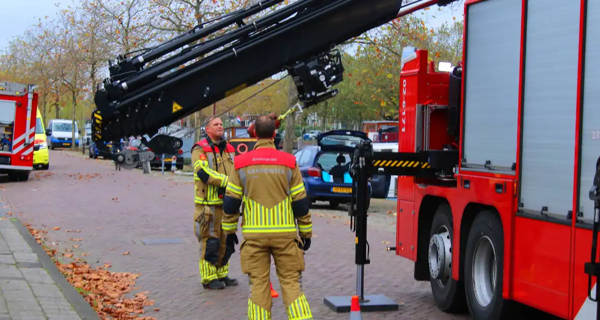 Brandweer hijst persoon uit boot - Foto 4