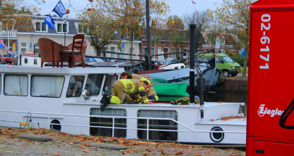 Brandweer hijst persoon uit boot - Foto 5