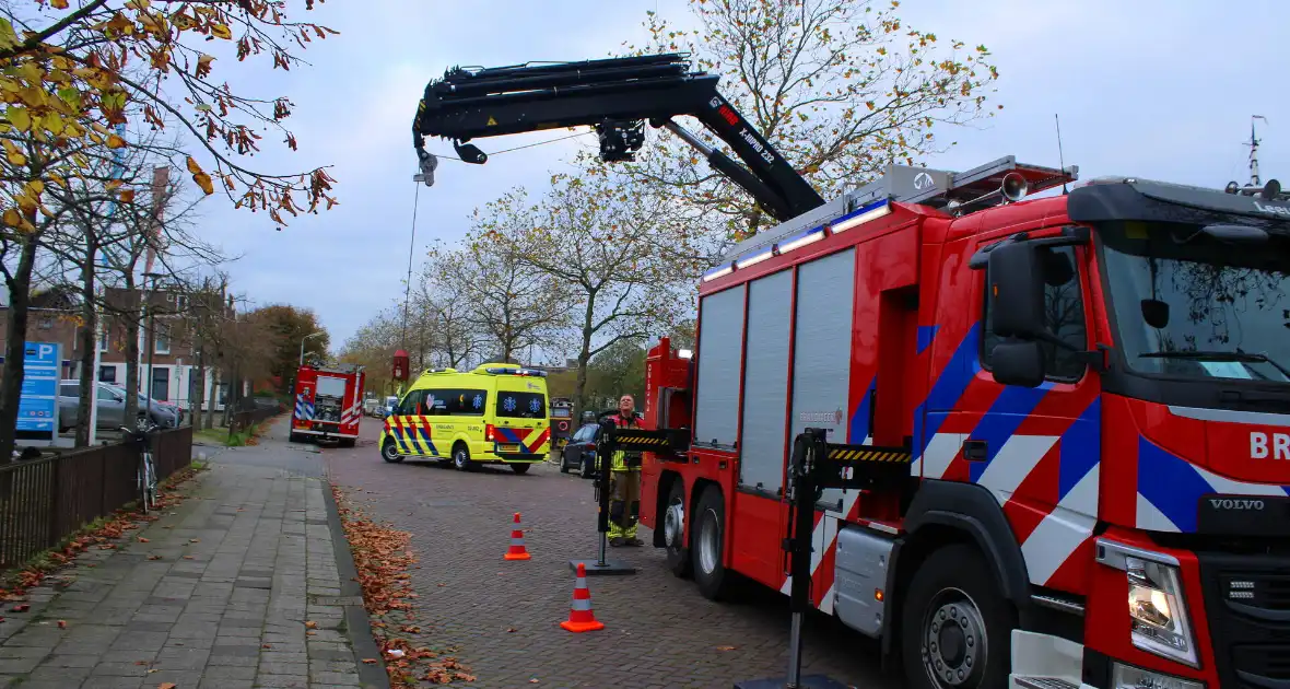 Brandweer hijst persoon uit boot - Foto 6