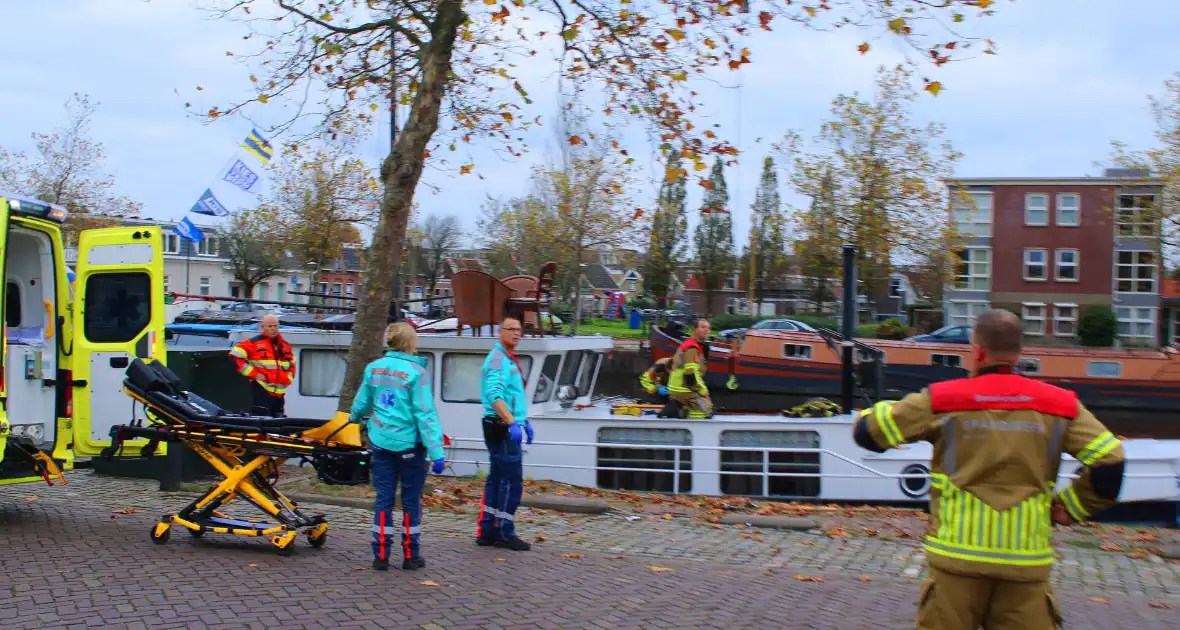 Brandweer hijst persoon uit boot - Foto 7