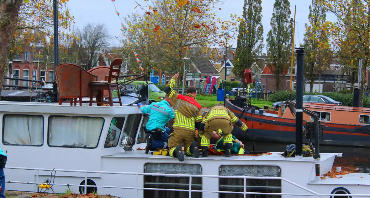 Brandweer hijst persoon uit boot - Foto 8