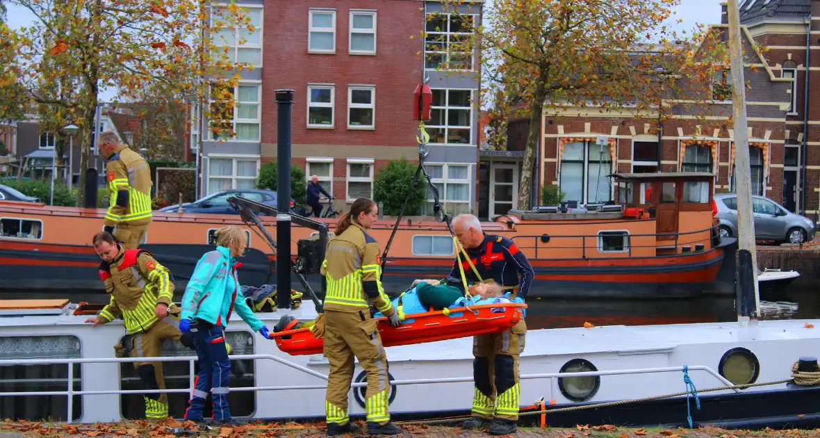 Brandweer hijst persoon uit boot - Foto 9