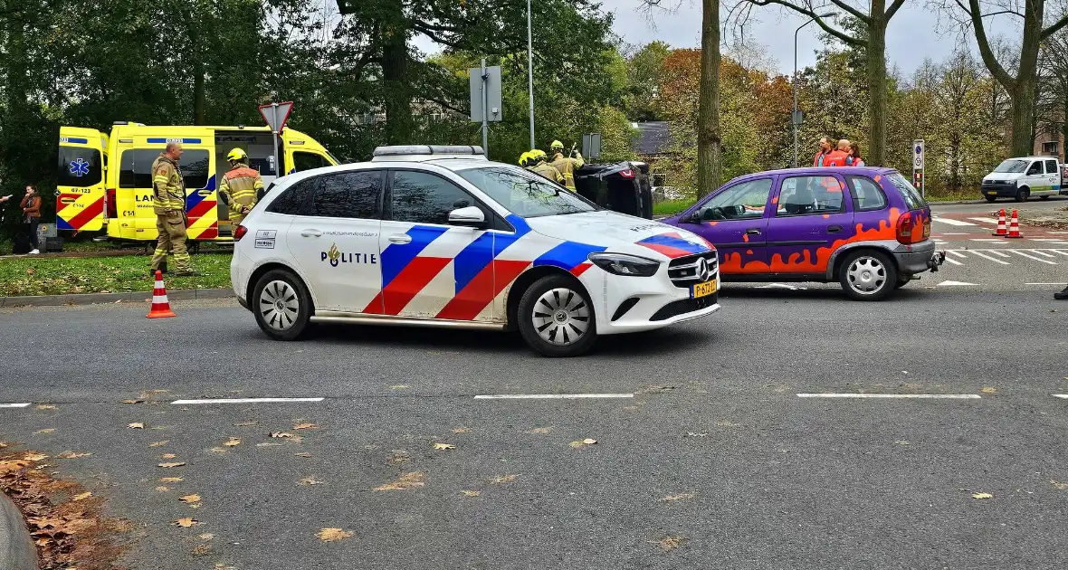 Voertuig gekanteld bij ernstig ongeval - Foto 3