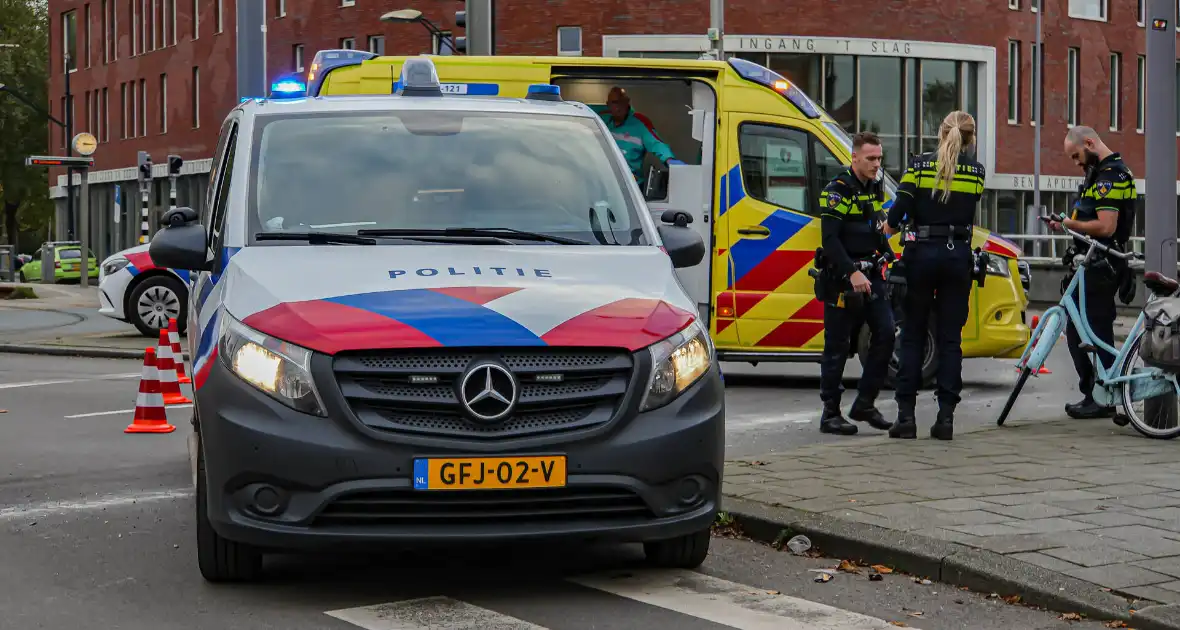 Vrachtwagen neemt bocht te ruim en veroorzaakt aanrijding - Foto 1