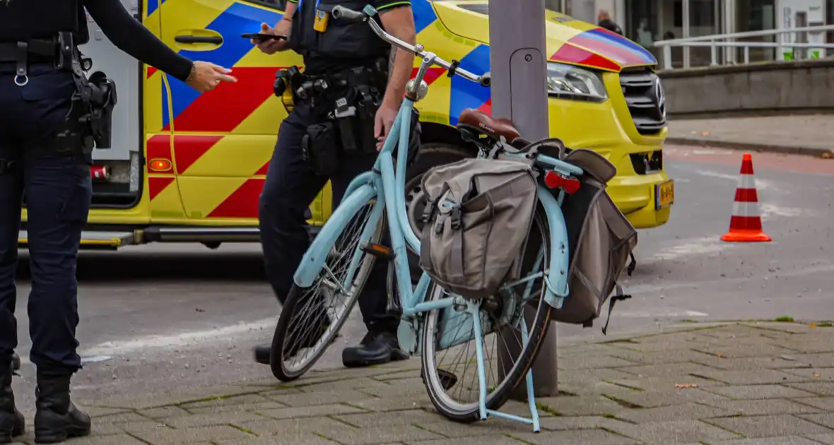 Vrachtwagen neemt bocht te ruim en veroorzaakt aanrijding - Foto 3