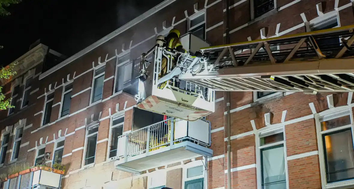 Vrouw en hond gered uit brandende woning - Foto 1