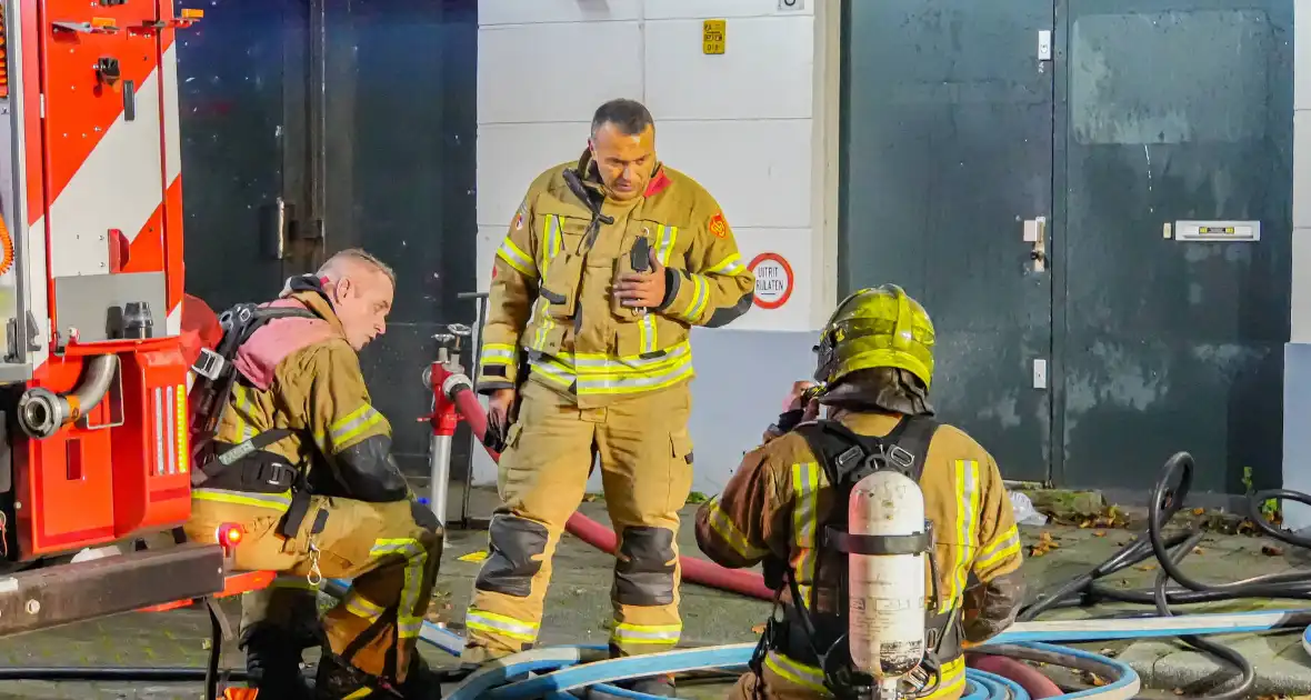 Vrouw en hond gered uit brandende woning - Foto 12