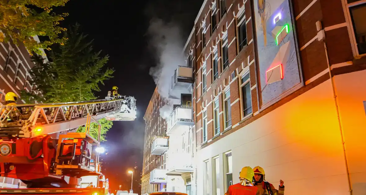 Vrouw en hond gered uit brandende woning - Foto 4