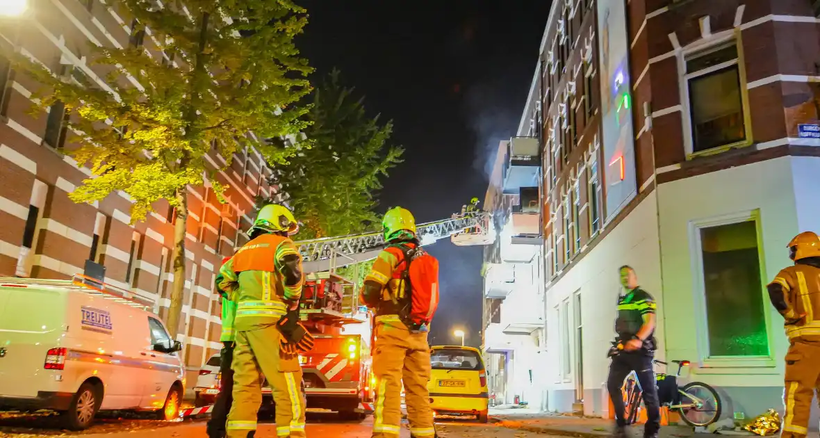 Vrouw en hond gered uit brandende woning - Foto 7