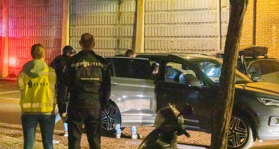 Politie valt woning binnen, drie aanhoudingen