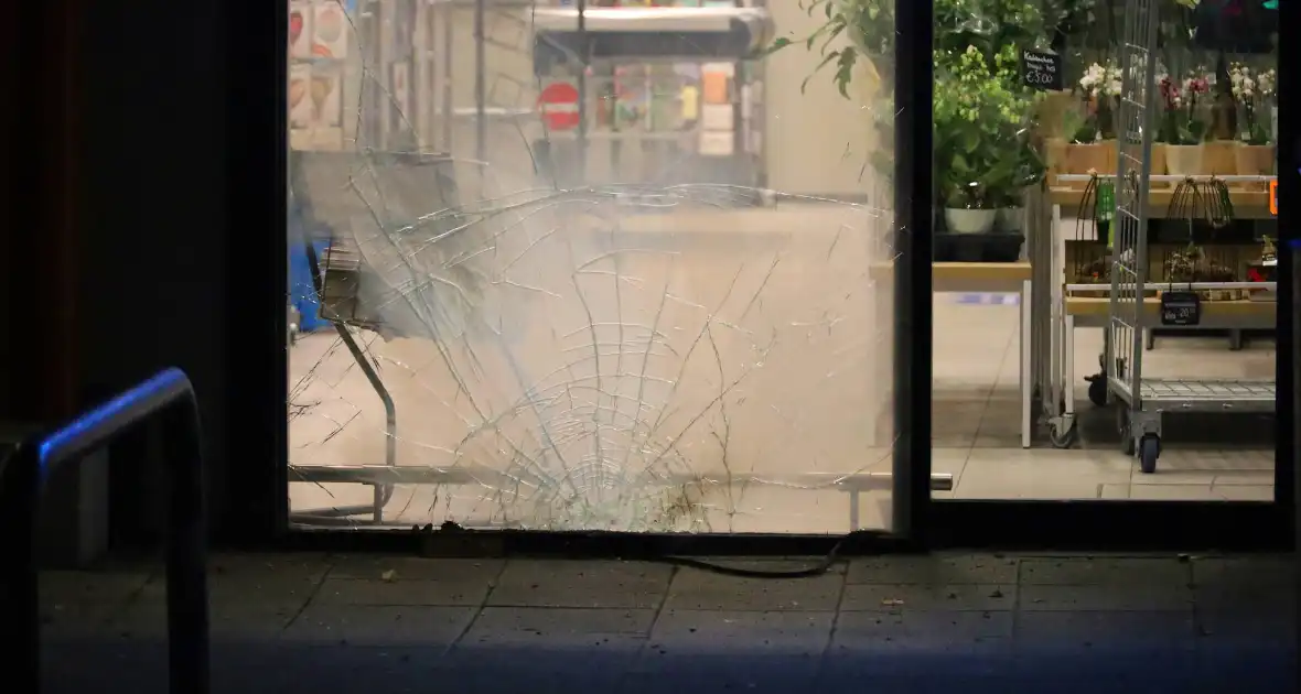 Politie doet onderzoek naar explosie bij filiaal Albert Heijn - Foto 4