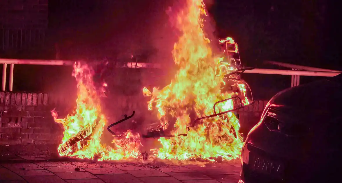 Scooter vliegt in brand tijdens rijden