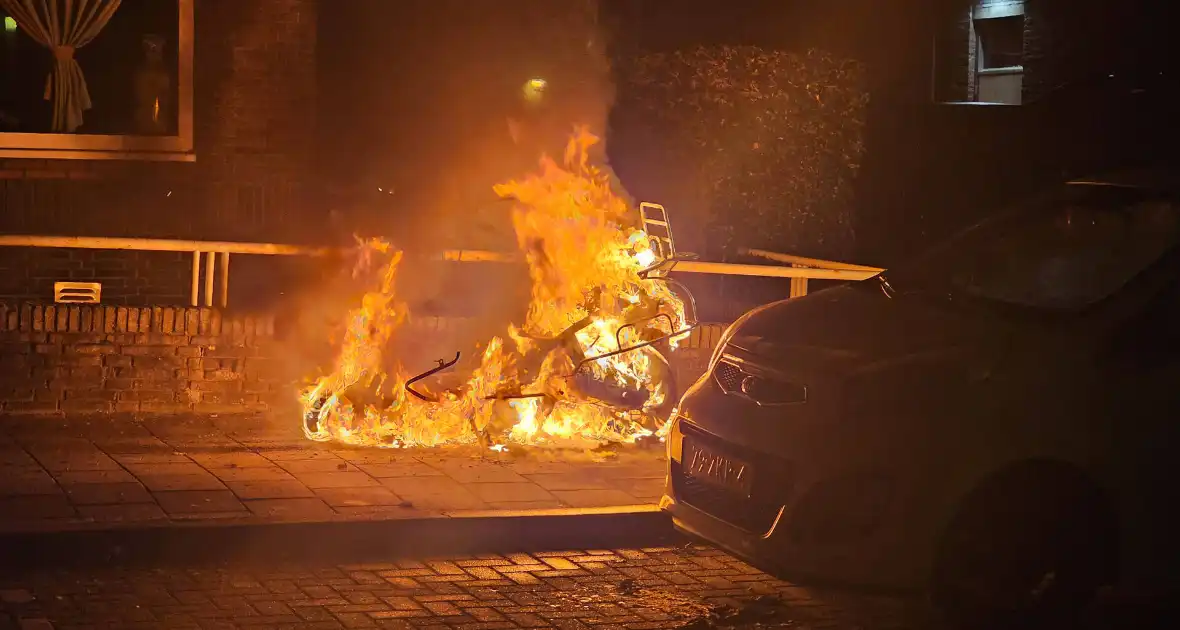 Scooter vliegt in brand tijdens rijden - Foto 6