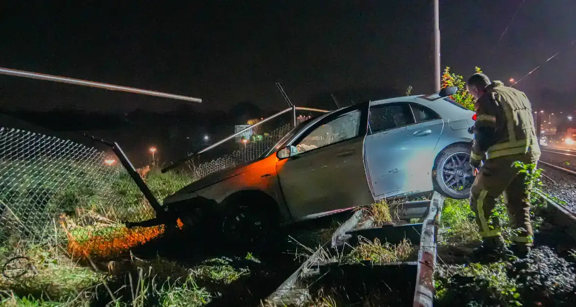 Auto vliegt over vangrail en crasht op trambaan