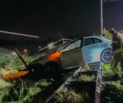 Auto vliegt over vangrail en crasht op trambaan