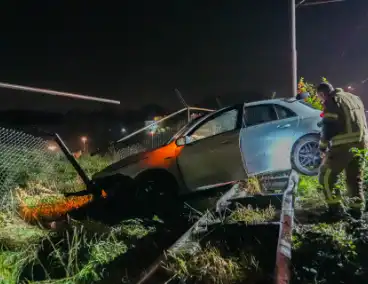 Auto vliegt over vangrail en crasht op trambaan