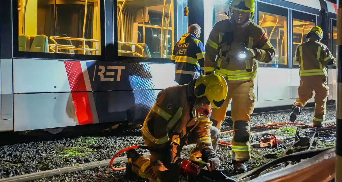 Auto vliegt over vangrail en crasht op trambaan - Foto 10