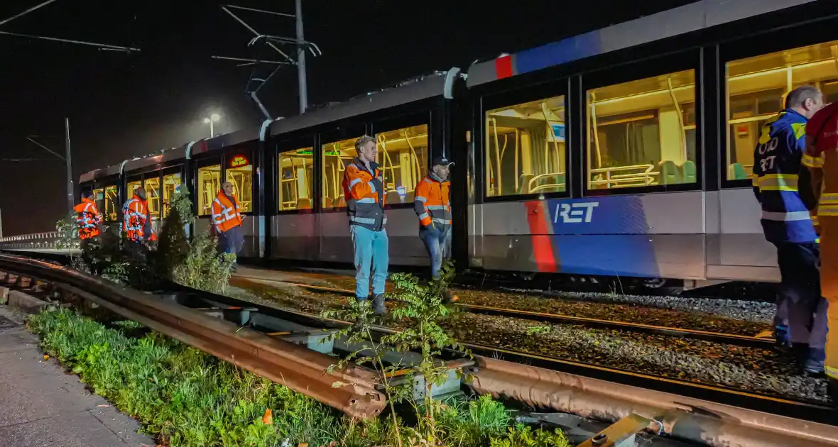 Auto vliegt over vangrail en crasht op trambaan - Foto 11