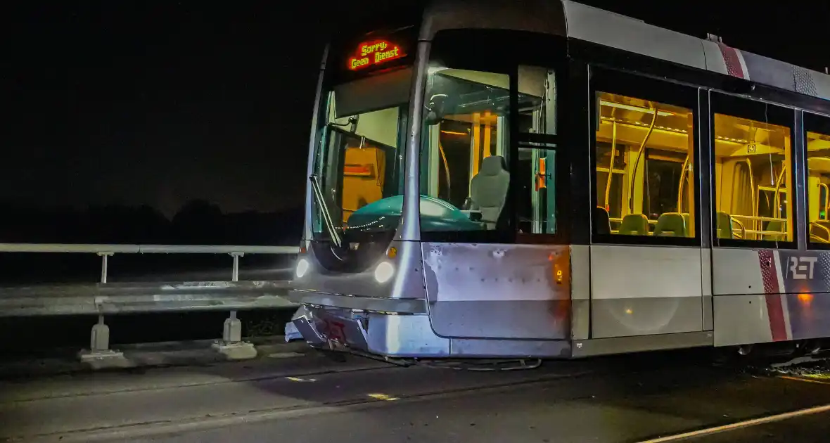 Auto vliegt over vangrail en crasht op trambaan - Foto 12