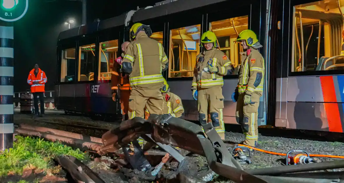 Auto vliegt over vangrail en crasht op trambaan - Foto 13